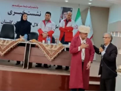 قدردانی از مدیرعامل جمعیت هلال احمر گلستان با اهدای لباس سنتی ترکمن